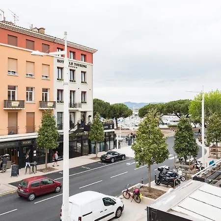 1 Neuf Sur Le Port A Cote De La